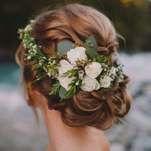 Penteados de casamento com coque baixo e faixa floral