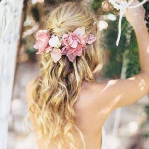 Penteado de casamento com ondas de praia coroa de flores rosa
