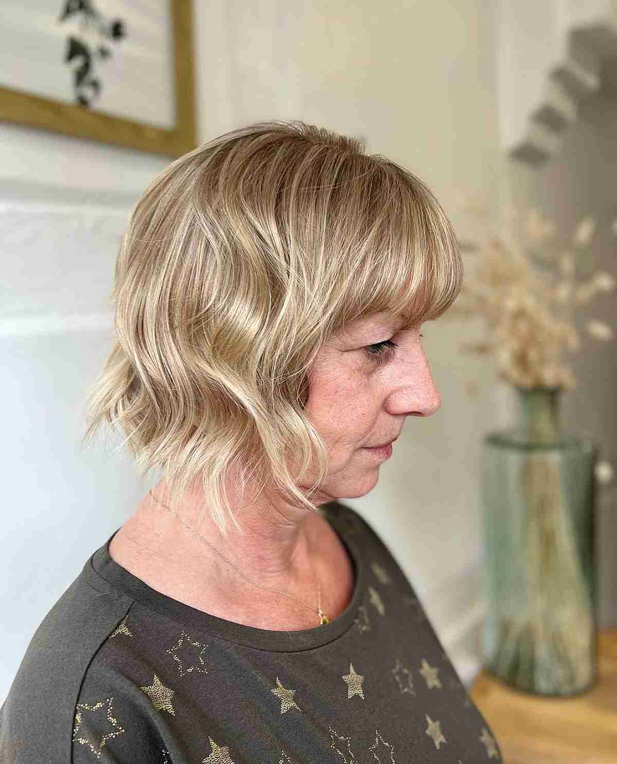 Pontas irregulares e franja completa para mulheres mais velhas com cabelo curto