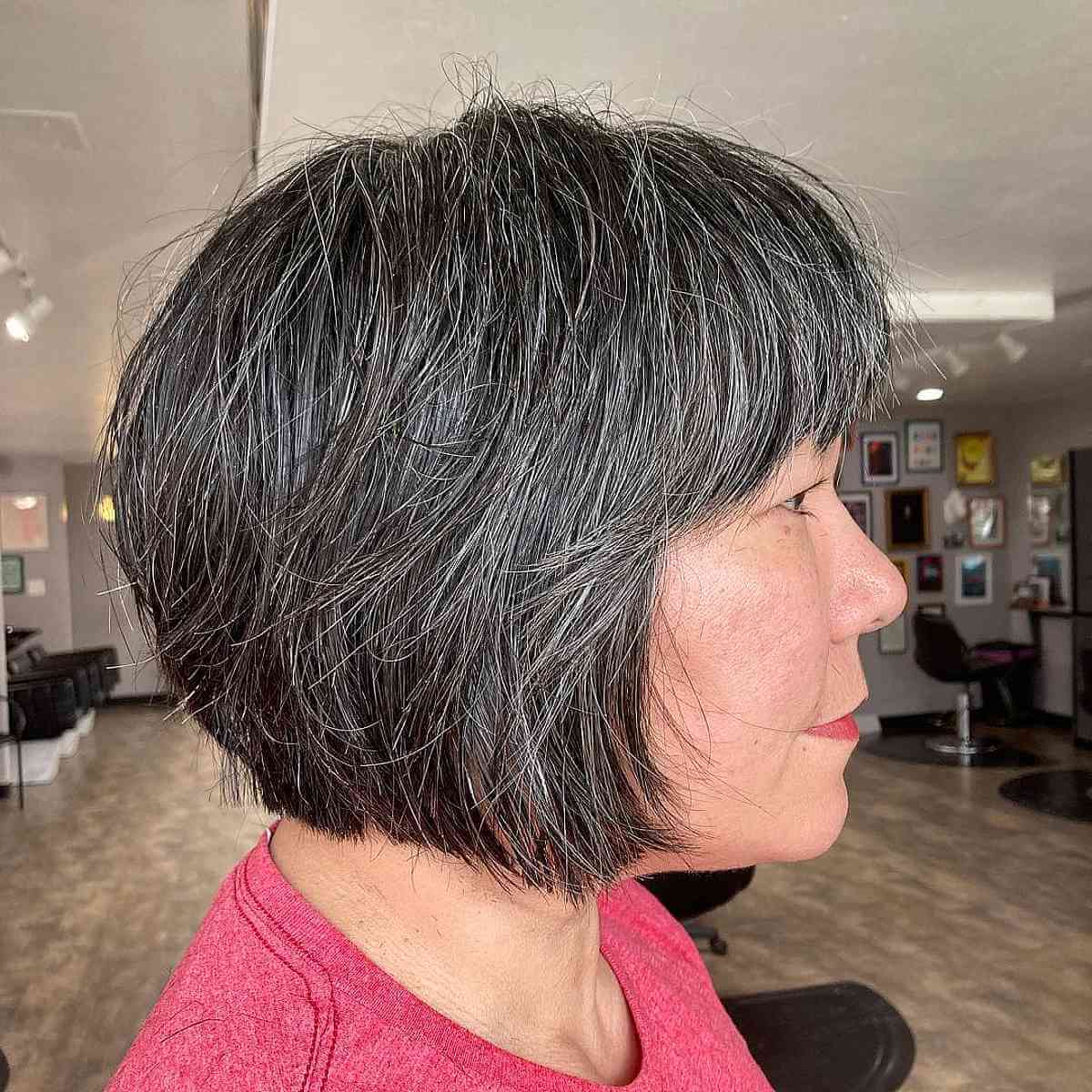 Penteado desgrenhado moderno para mulheres idosas com mais de 50 anos