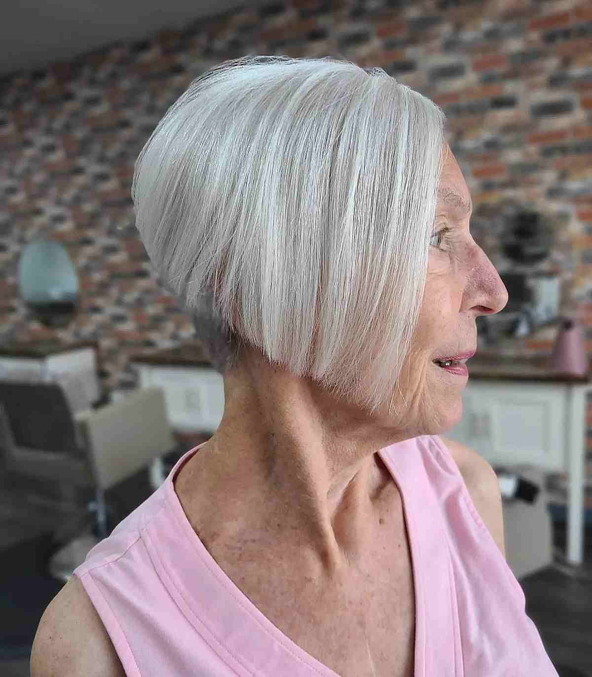 Corte de cabelo colocado na mandíbula com uma nuca aparada para mulheres idosas