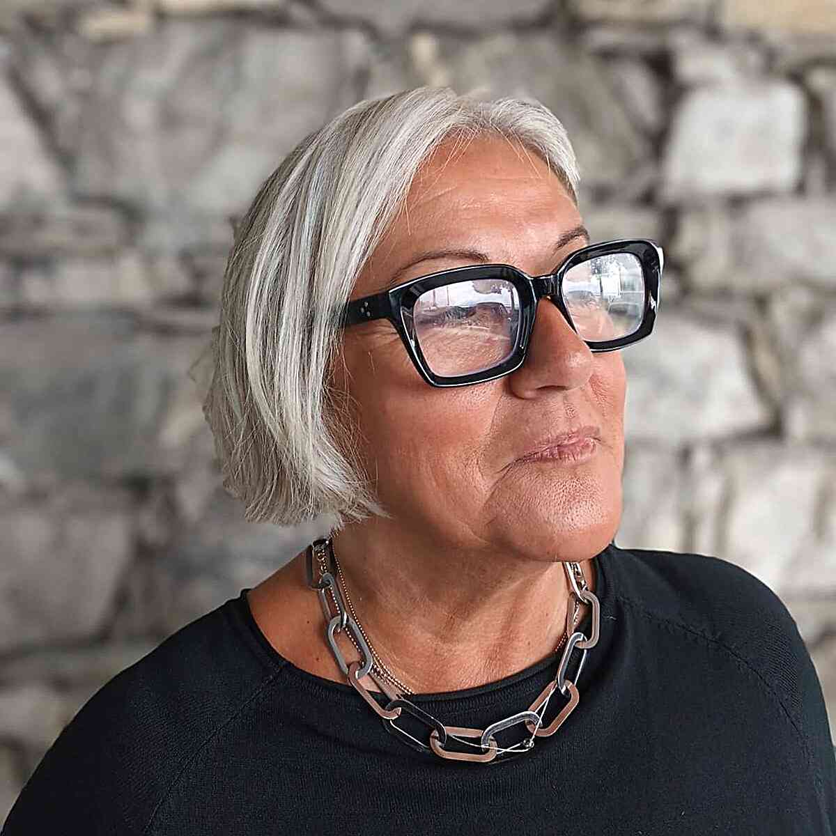 Feijão branco para a mandíbula com pontas estúpidas para as mulheres idosas com mais de cinquenta anos com óculos