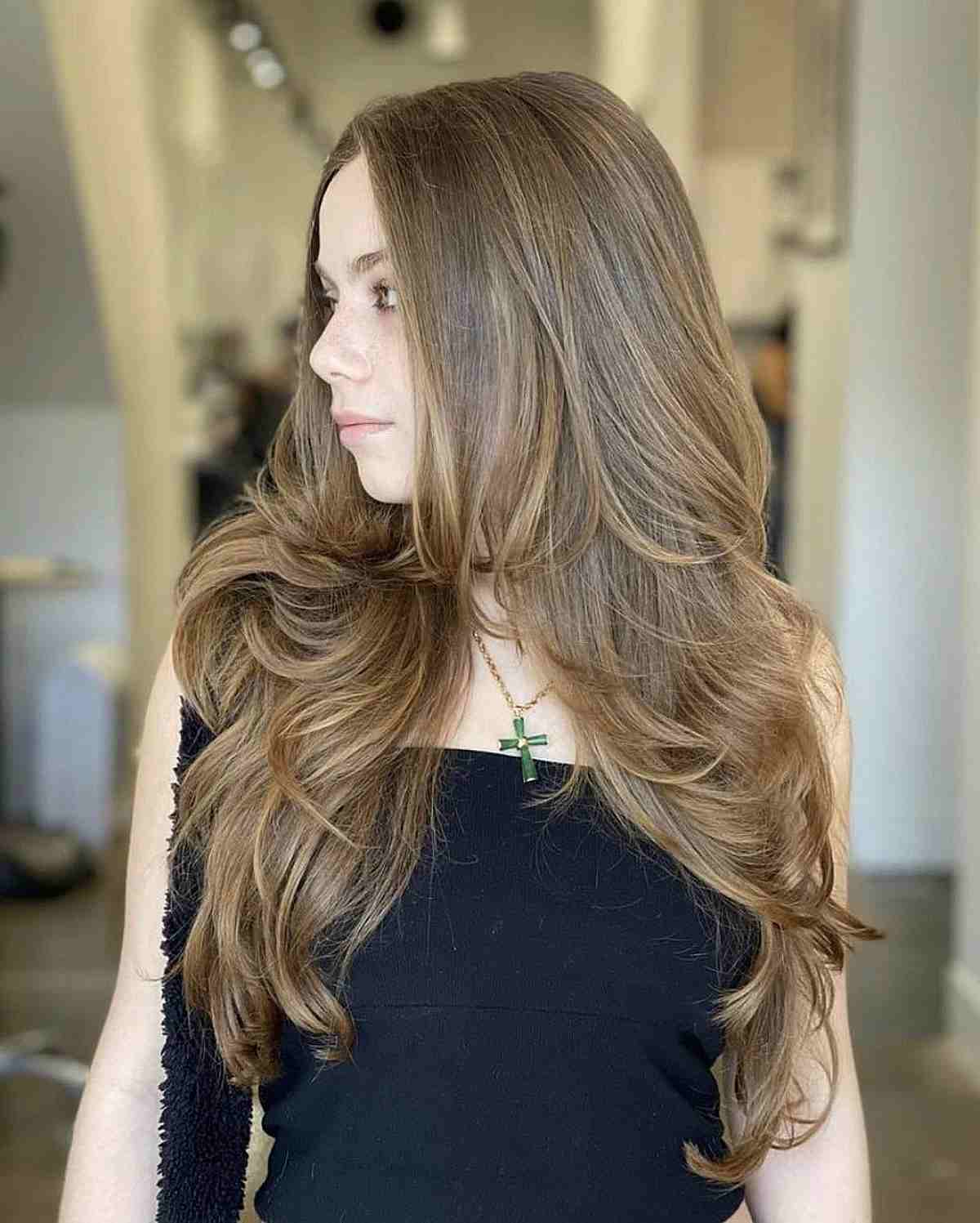 Estilo longo marrom claro em cabelos longos lisos