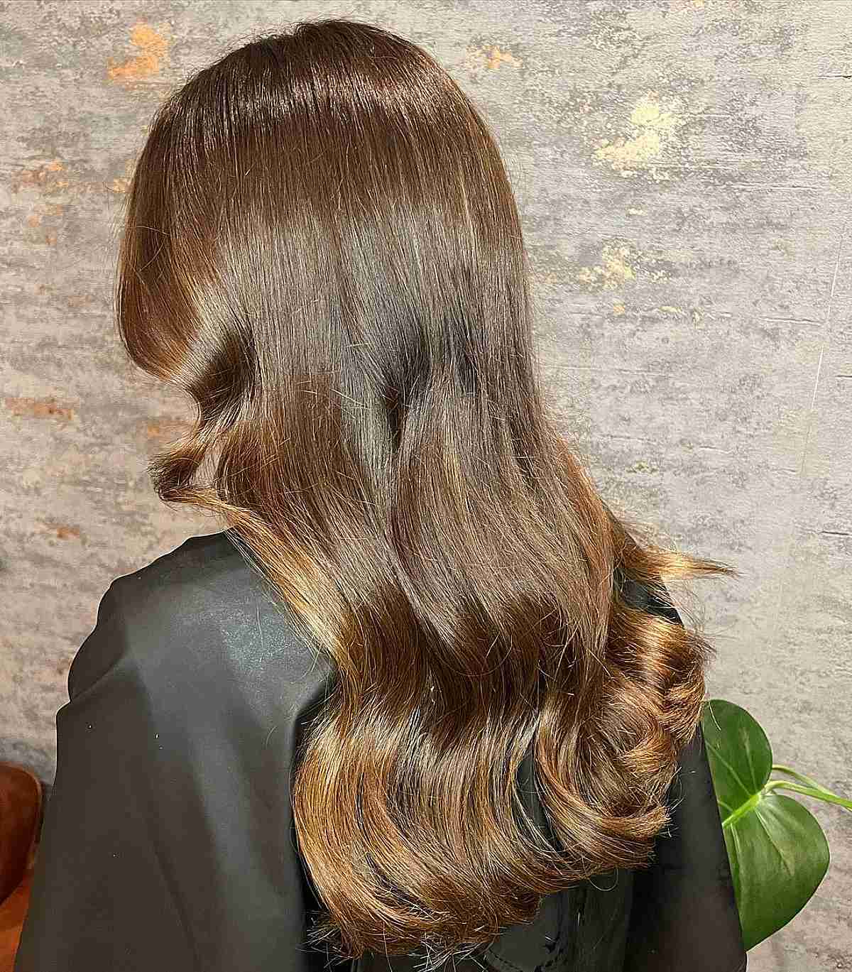 Cabelo castanho claro com pontas douradas para cabelos longos e ondulados em formato de U