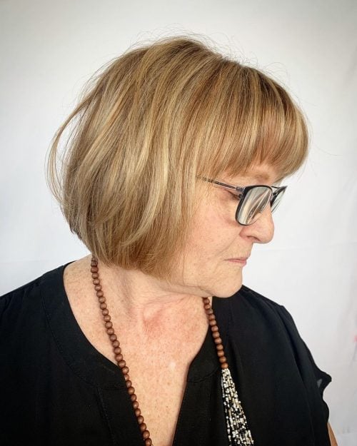 Corte de cabelo juvenil Fean longo para mulheres idosas mais de cinquenta com óculos e uma cara redonda