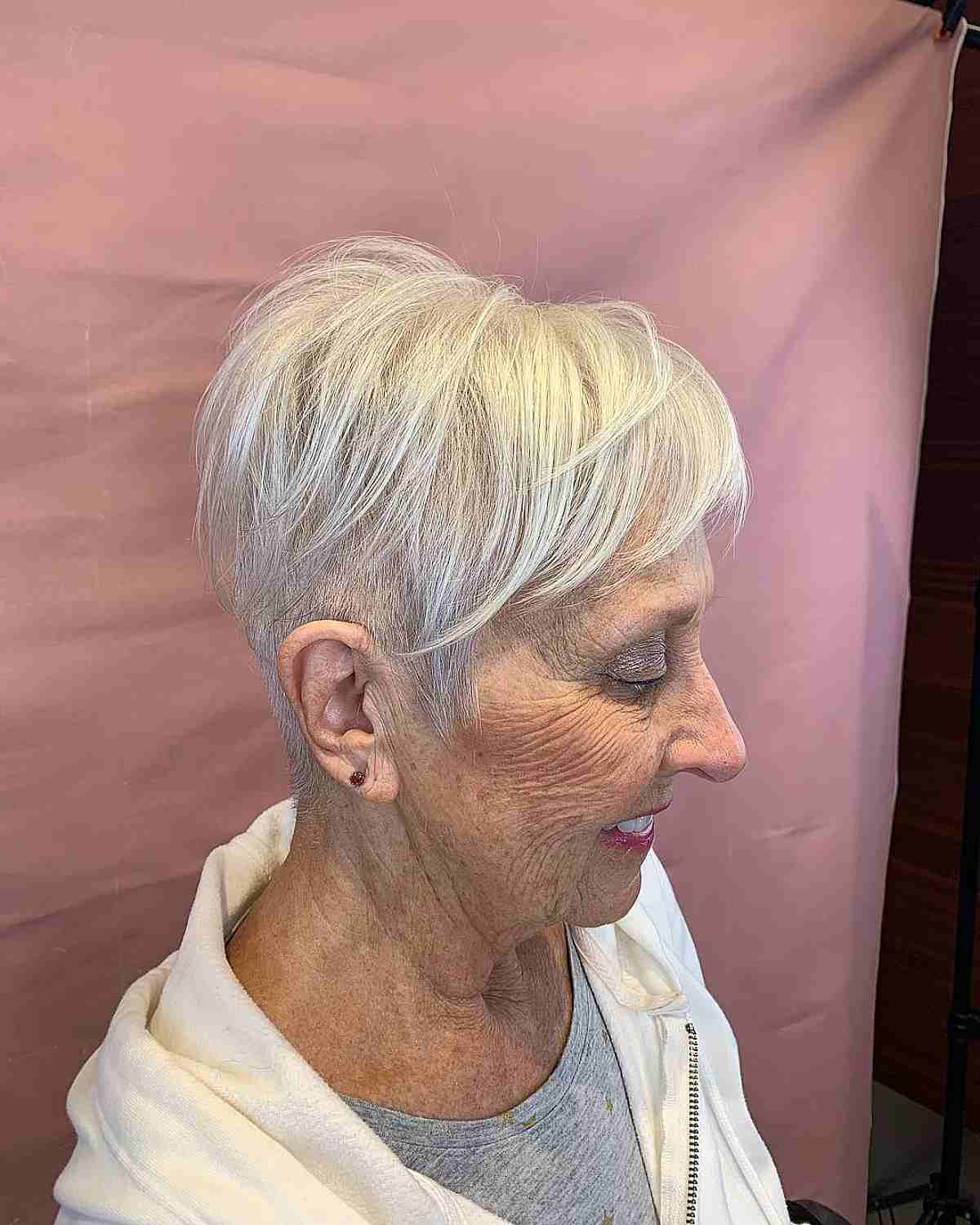 Corte longo pixie em mulheres mais velhas com cabelos finos