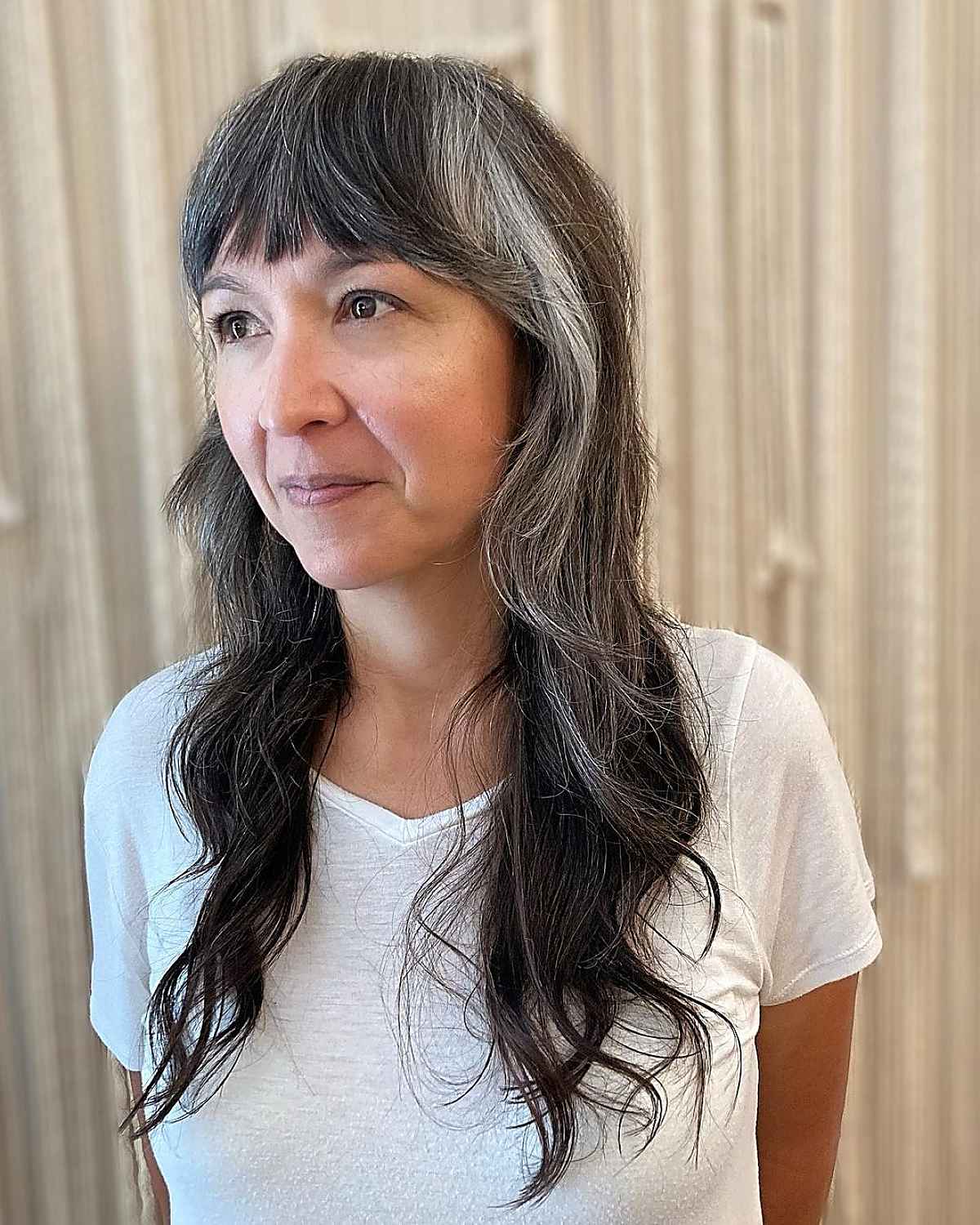 Corte de cabelo desgrenhado longo para uma mulher de 60 anos