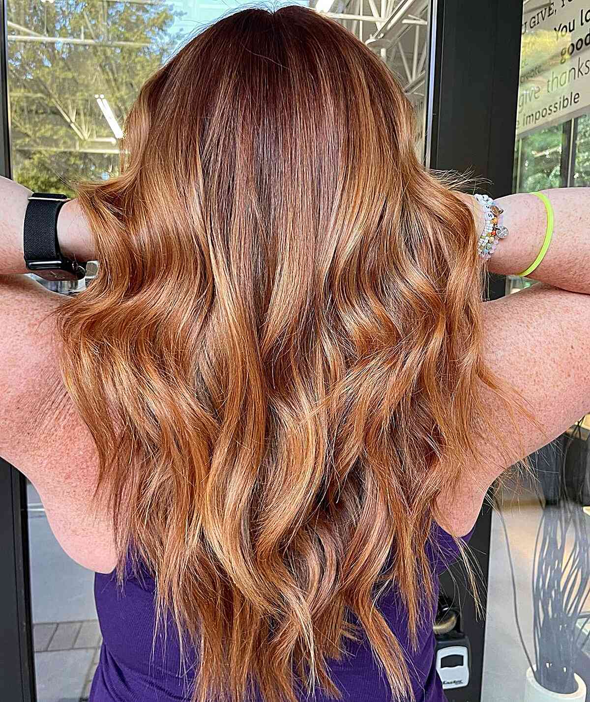 Loira de morango para cabelos longos para o outono e mulheres com mais de 40 anos