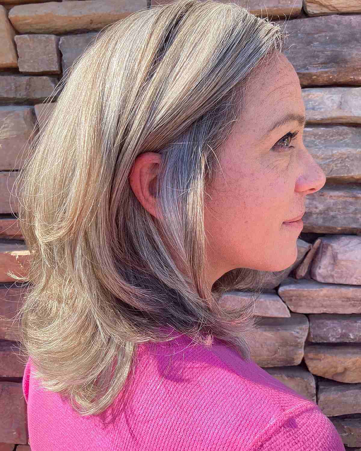 Corte de cabelo em camadas médio com extremidades distorcidas para mulheres por 40