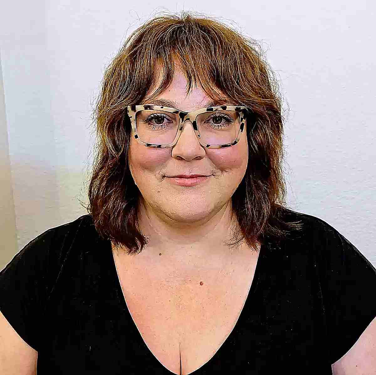 Corte de cabelo desgrenhado médio com franja fina para mulheres de 40 anos com óculos