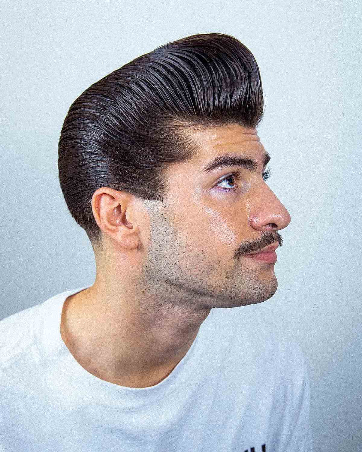 Corte de cabelo pompadour masculino com alto volume