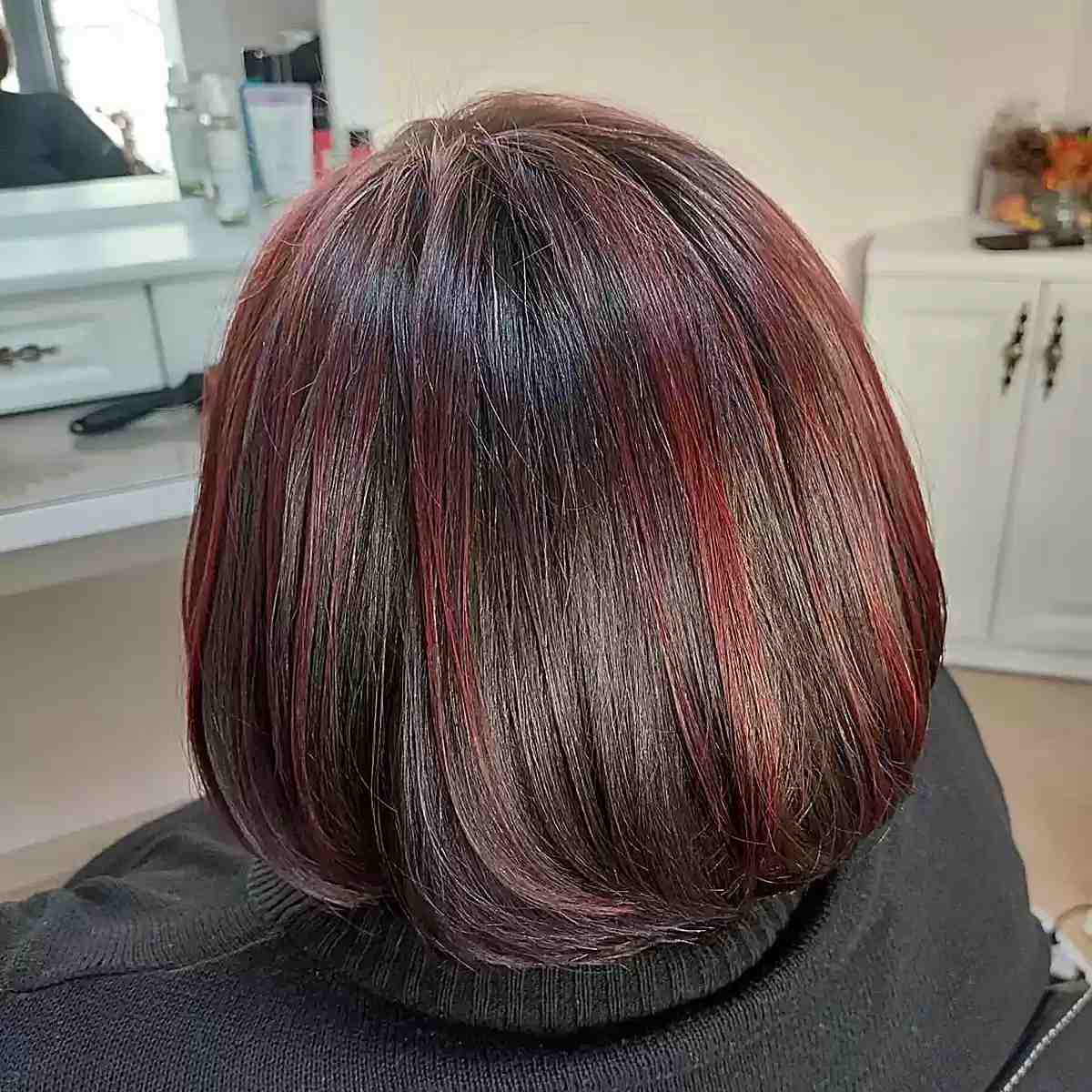Brilho vermelho de cor Merlo para cabelos castanhos escuros curtos
