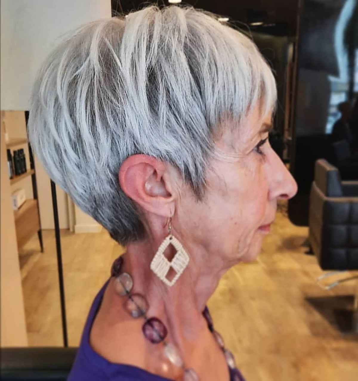 Penteado pixie para mulheres com mais de 70 anos
