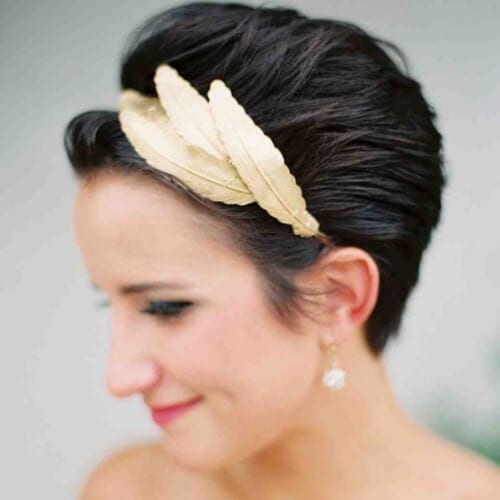penteados de casamento com penas metálicas para cabelos curtos