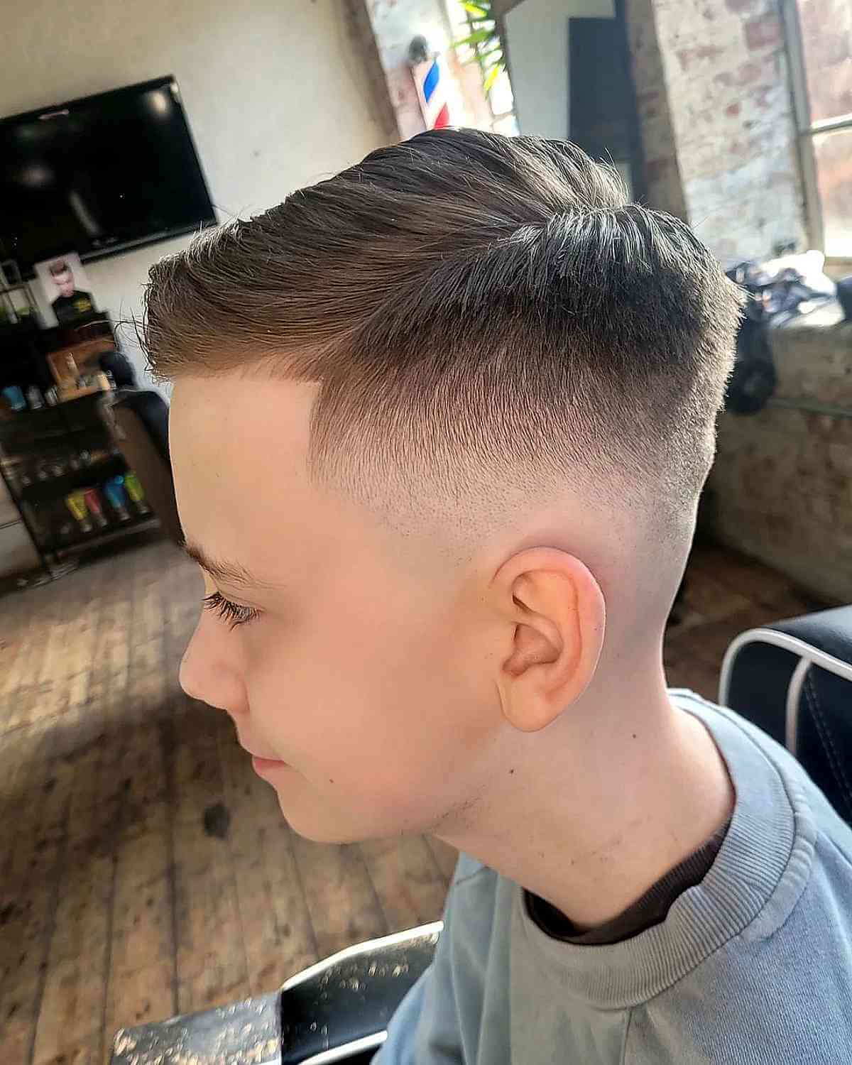 Corte de cabelo médio com parte difícil para meninos