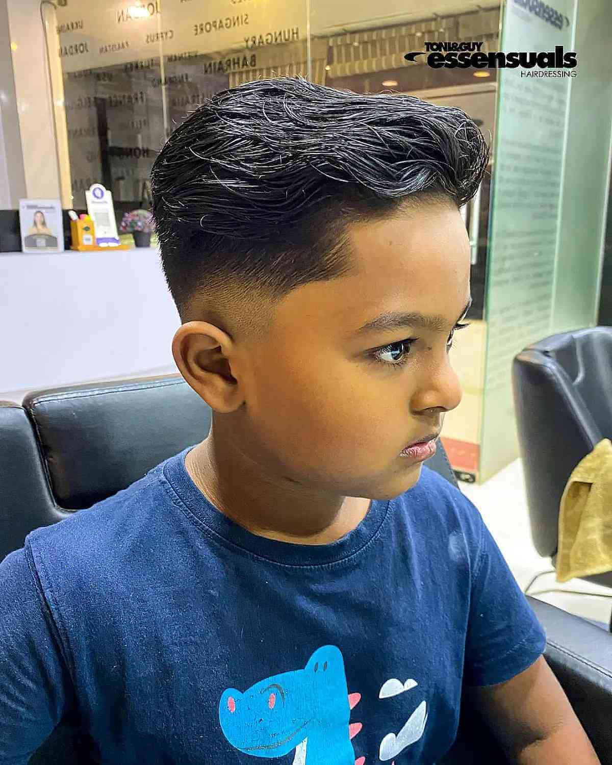 Corte de cabelo médio com top longo ondulado para meninos