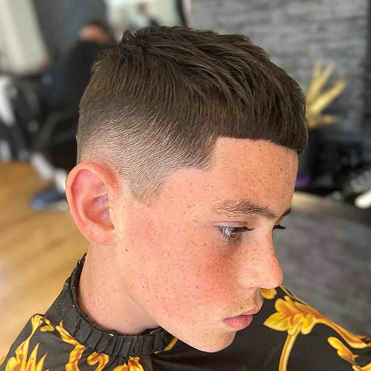 Corte de cabelo médio com top texturizado para meninos