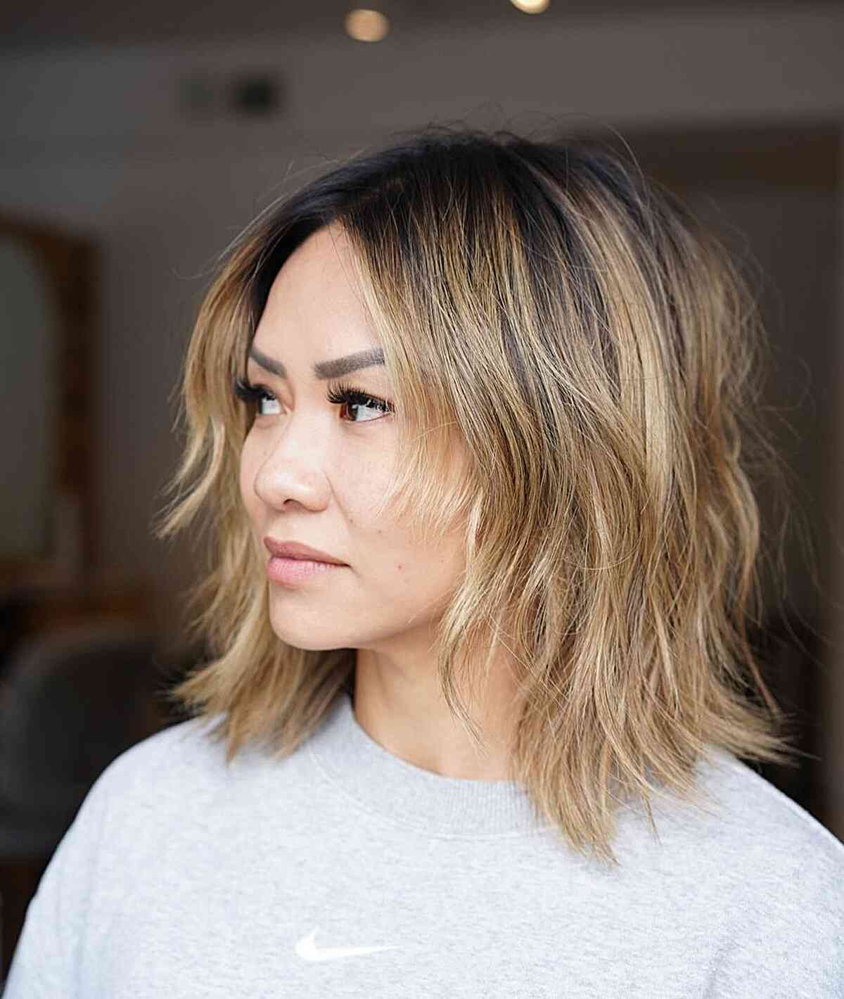 Um penteado moderno no estilo asiático para os proprietários de cabelos finos