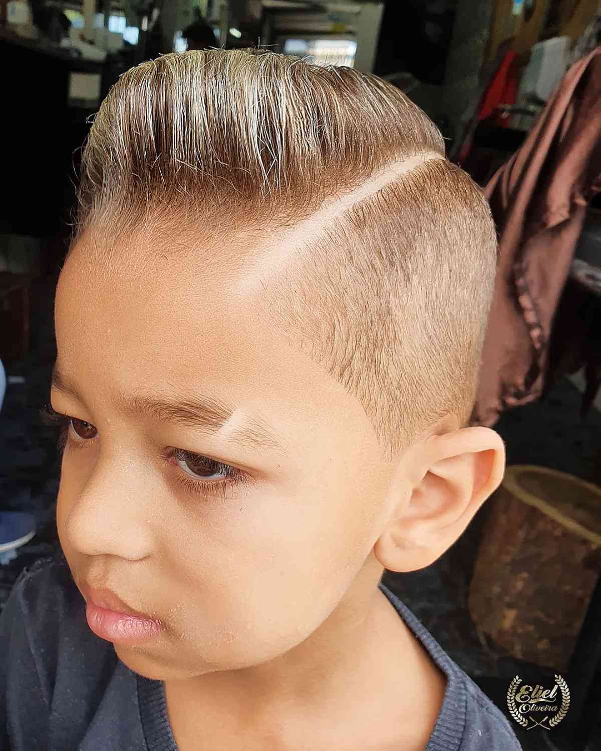 Penteado pomposo moderno para meninos