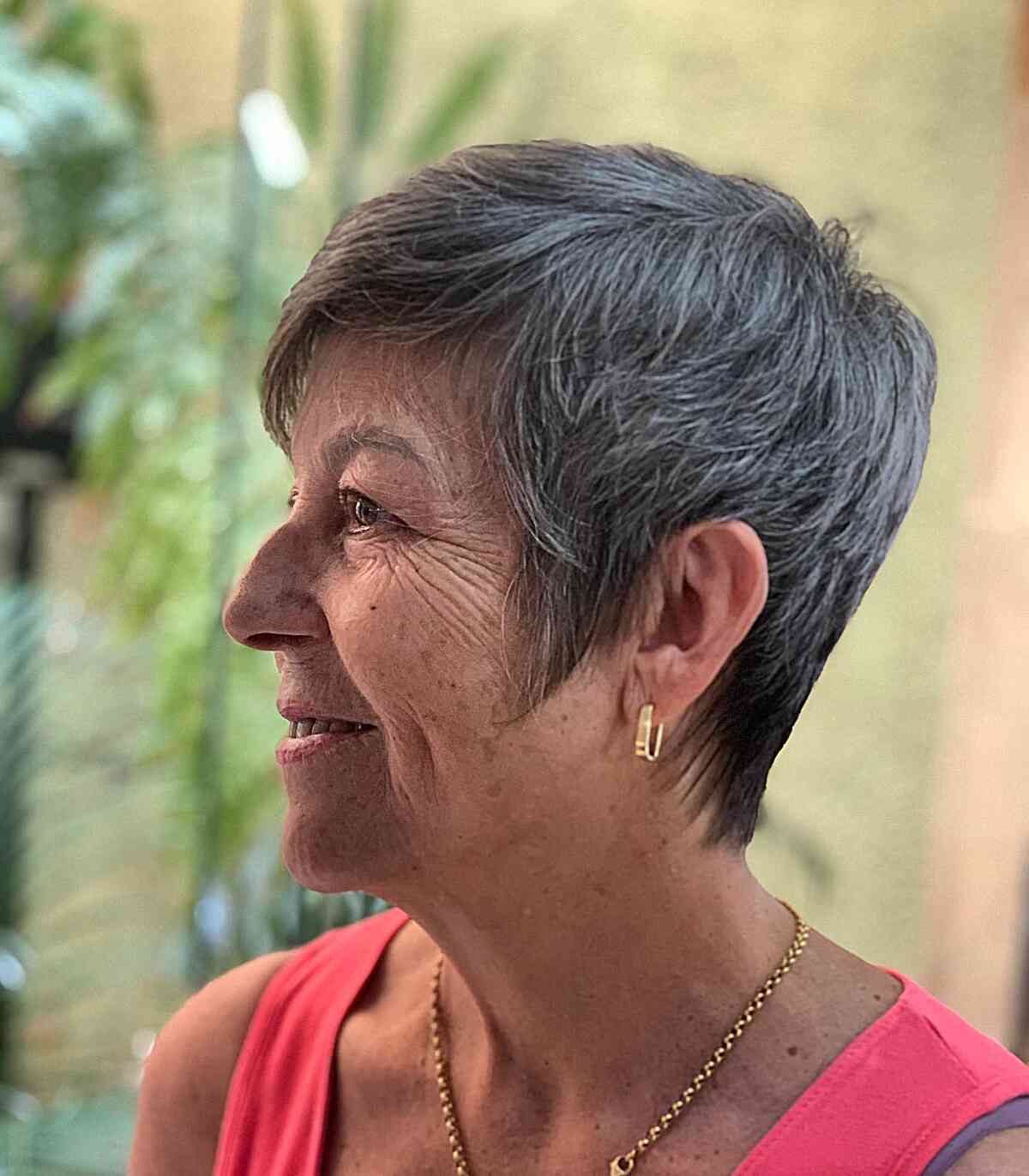 Penteado de pixie cinza curto para uma espécie de mulheres de 70 anos
