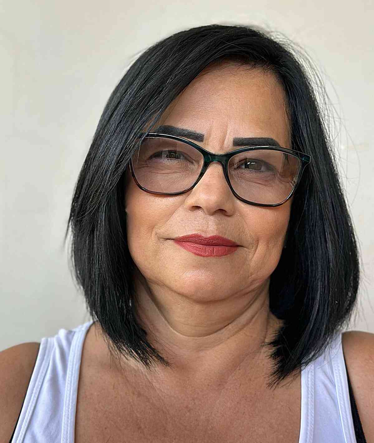 Lindo corte de cabelo sem franja para mulheres com mais de 50 anos com óculos