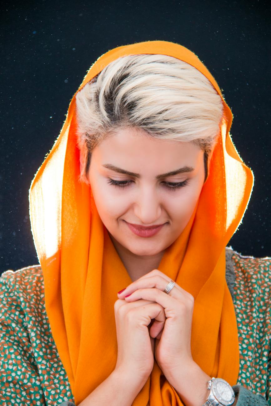Mulher usando cocar hijab laranja