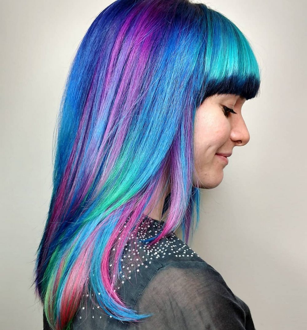 Arc o-íris rosa, roxo, verde e azul de cabelo russo