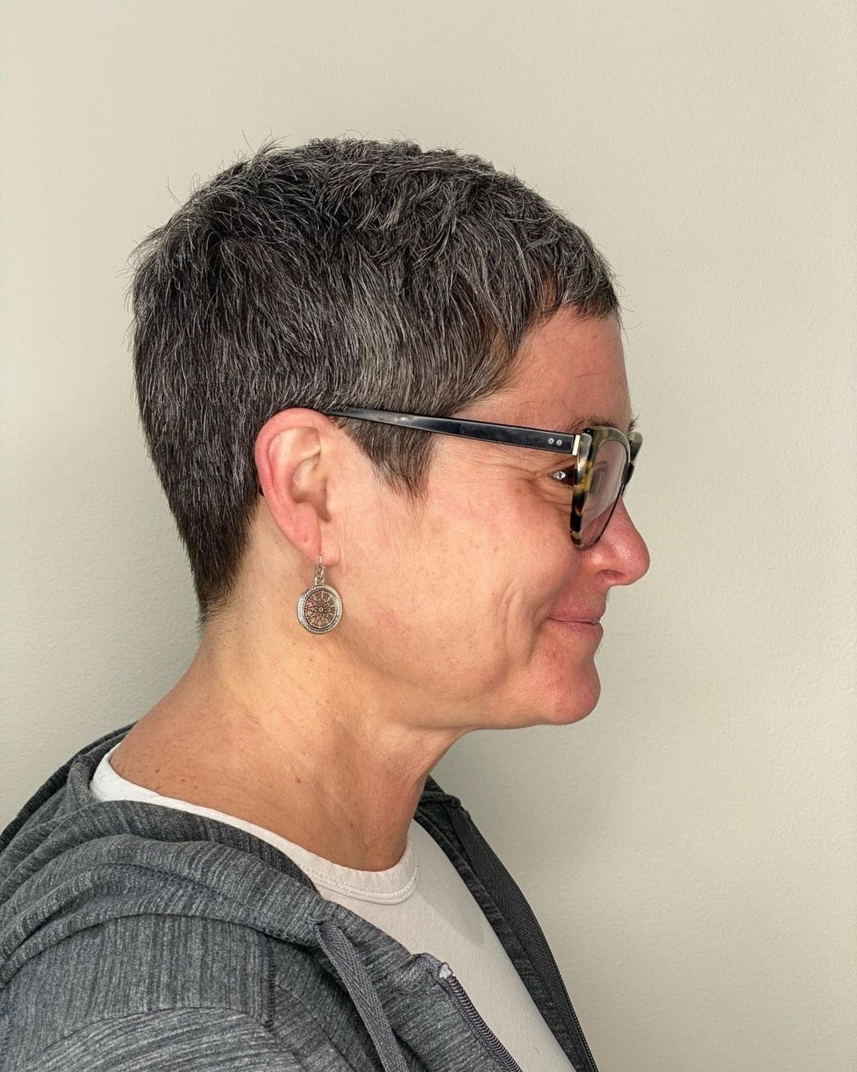 Corte de cabelo pixie para mulheres com mais de 50 anos com óculos