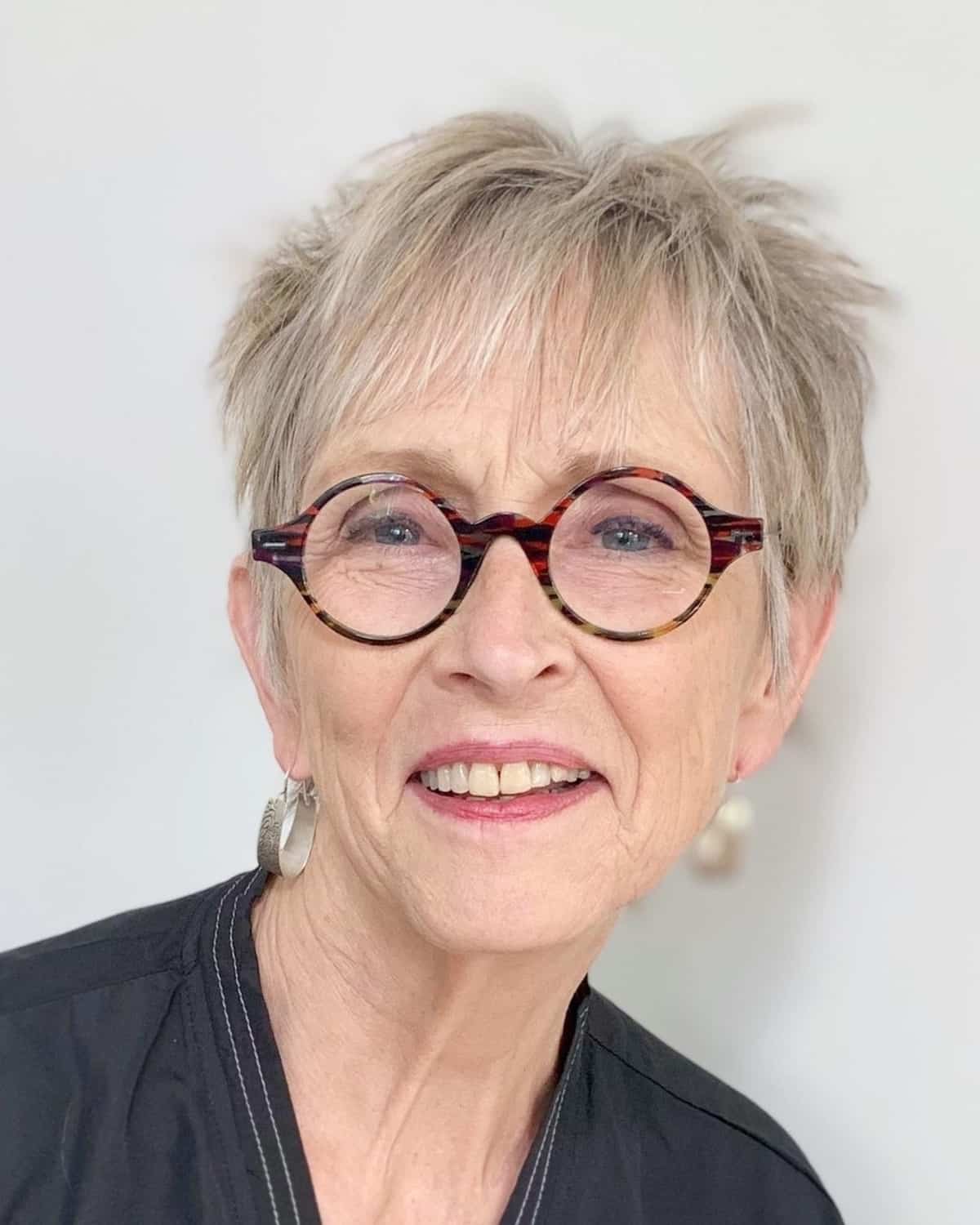 Penteado Pixie para mulheres com mais de 60 anos com óculos