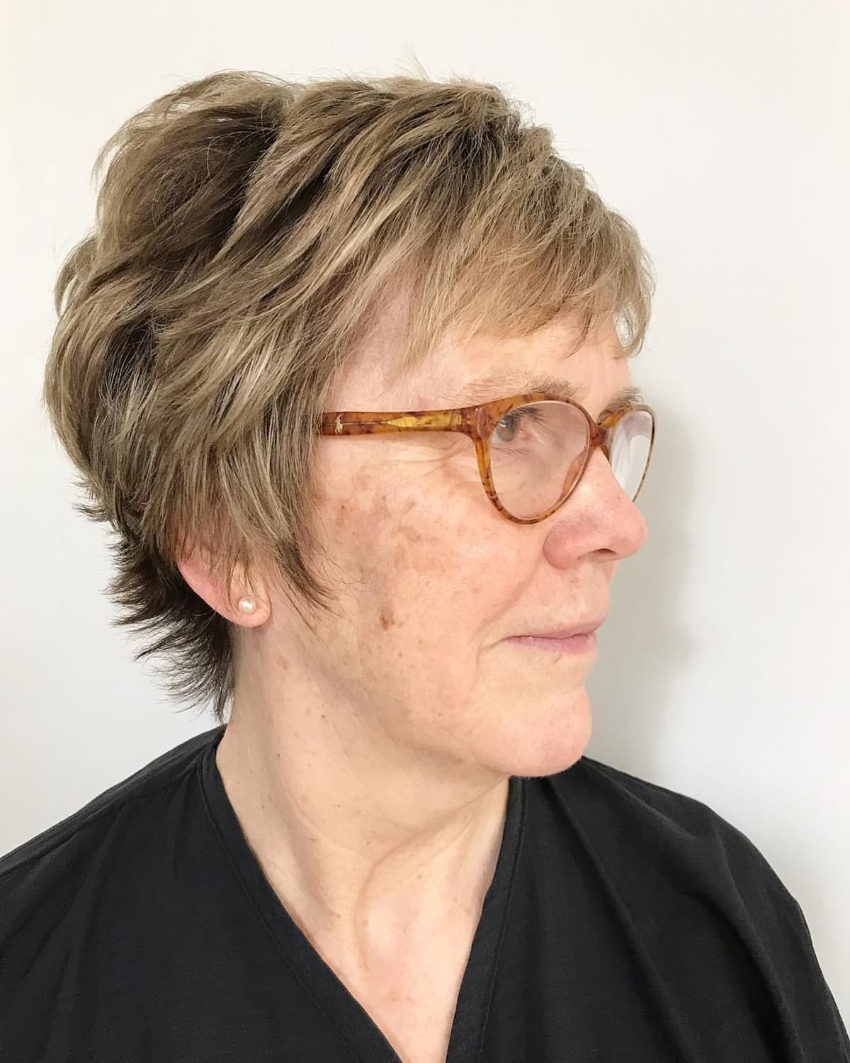 Corte de cabelo pixie para mulheres com mais de 70 anos com óculos