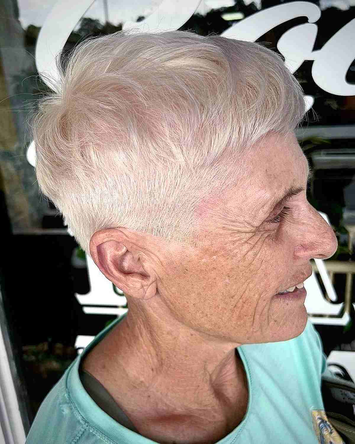 Pixie Platinum Blonde com lados raspados para mulheres idosas