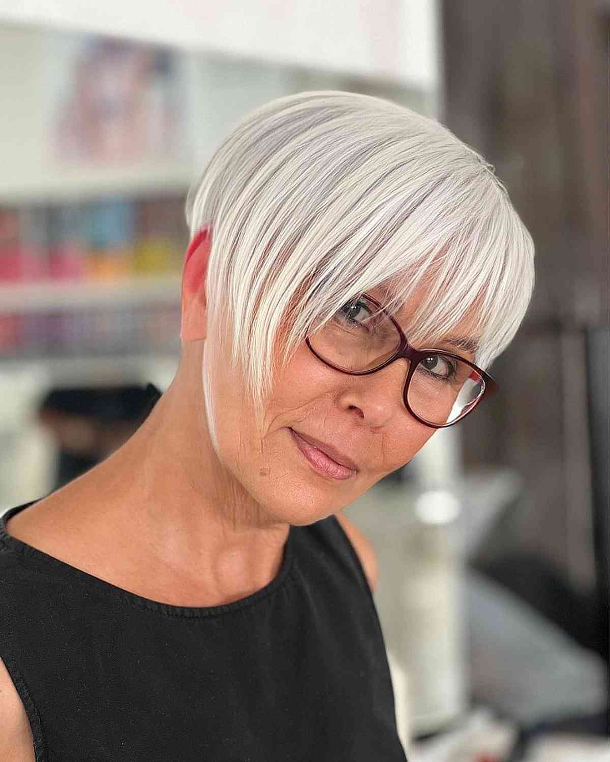 Platinum Smooth Pixie para mulheres mais velhas com óculos