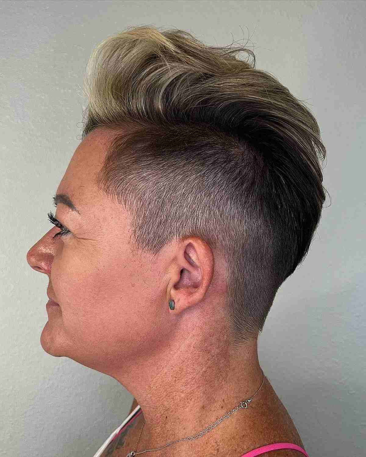 Corte de cabelo pixie com pompadour para mulheres com mais de 40 anos