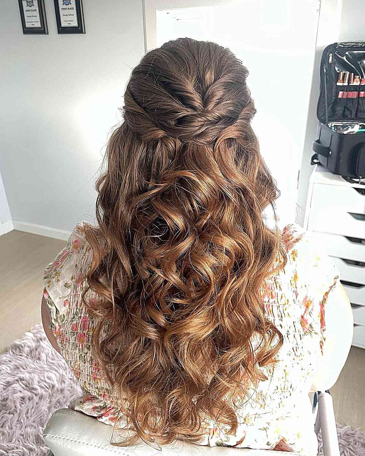Penteado romântico para princesas com cachos enrolados para cabelos longos