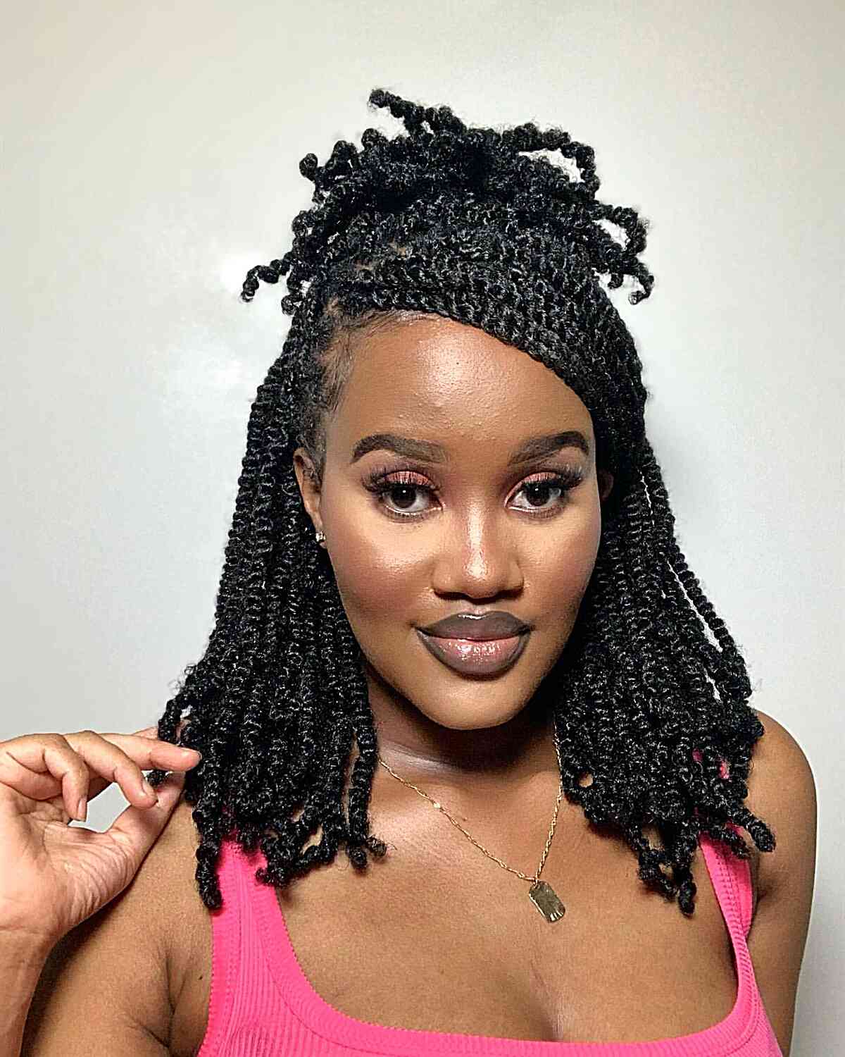 Penteado protetor com uma pilha para mulheres negras