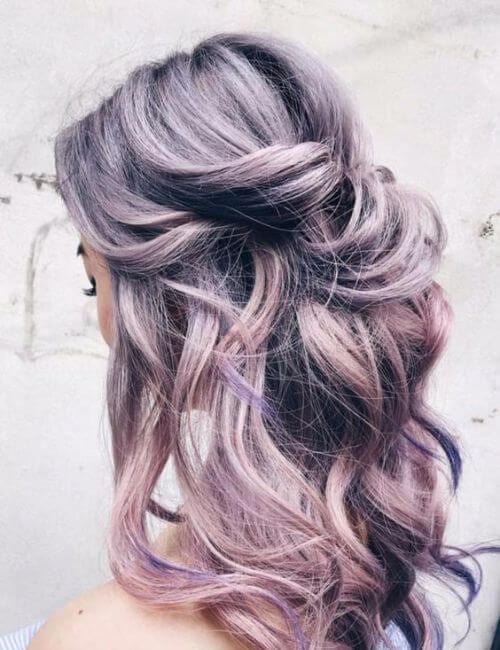 Penteados de cabelo violeta para namoradas da noiva