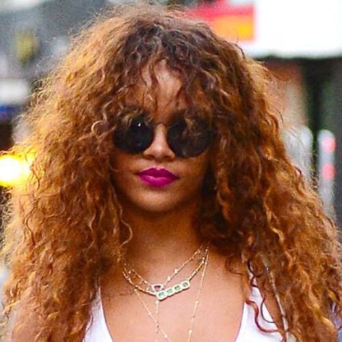 Rihanna Curly Hair com franja