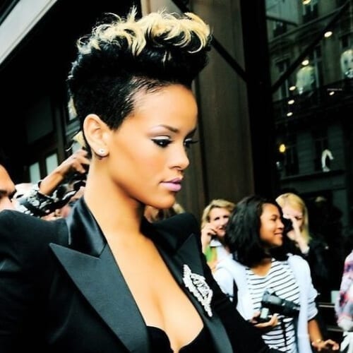 Penteados Rihanna para graduação para cabelos curtos