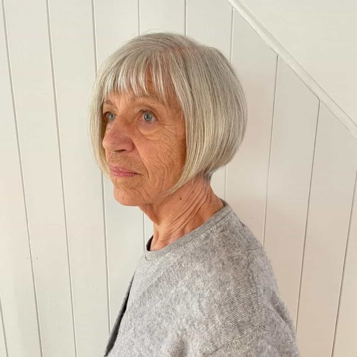 Corte de cabelo Bob com pontas arredondadas para mulher de 60 anos