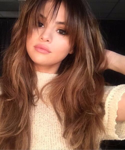 Selena Gomez cortes de cabelo desgrenhados para mulheres