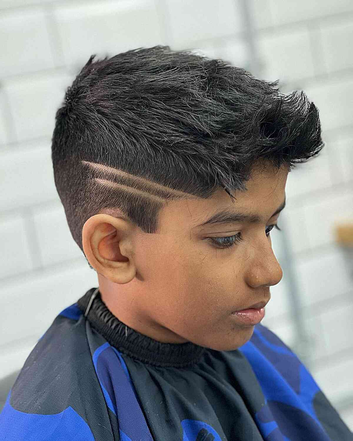 Corte de cabelo curto e desbotado com design legal para meninos