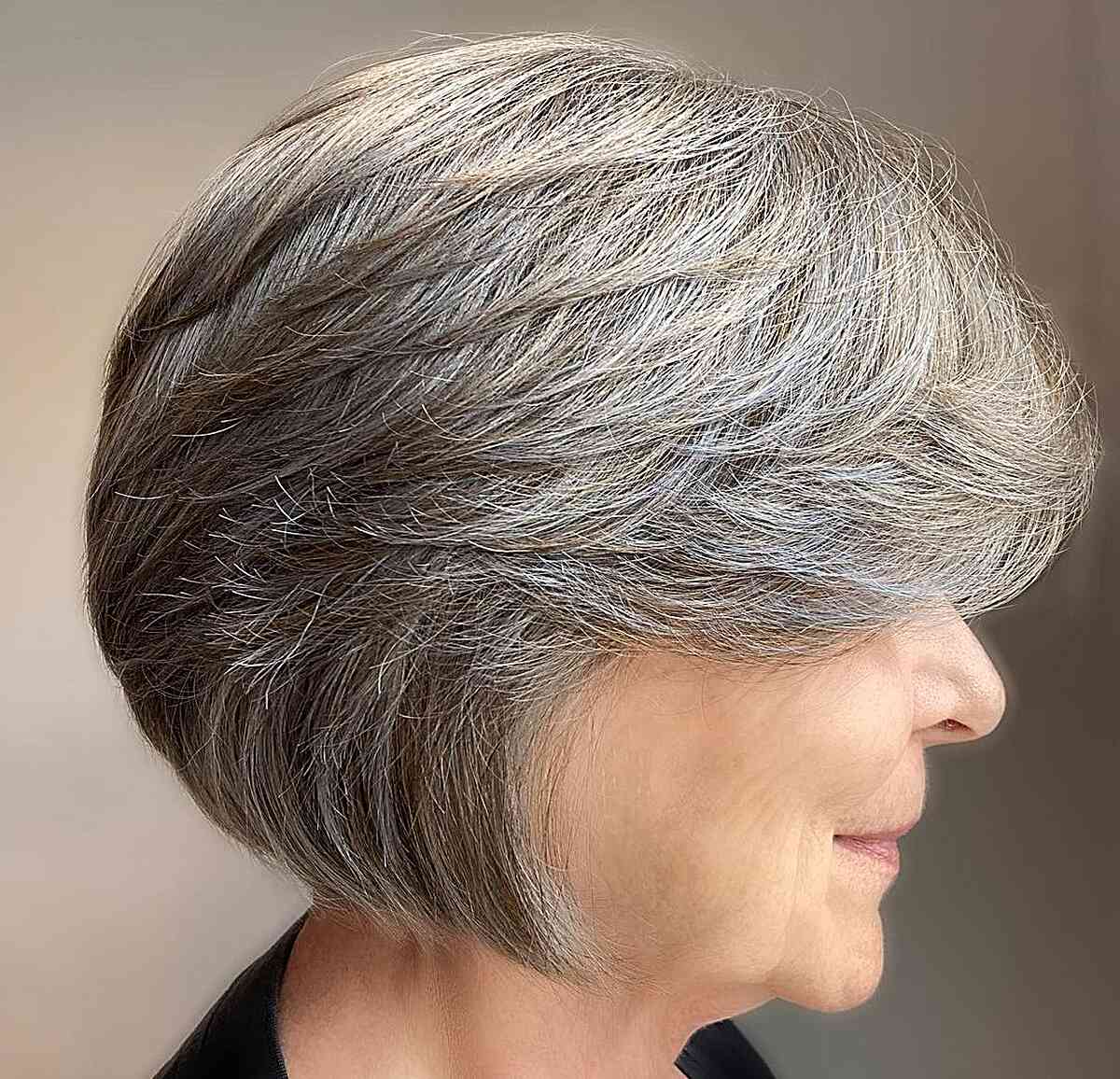 Corte de cabelo curto com penas para cabelos grisalhos naturais