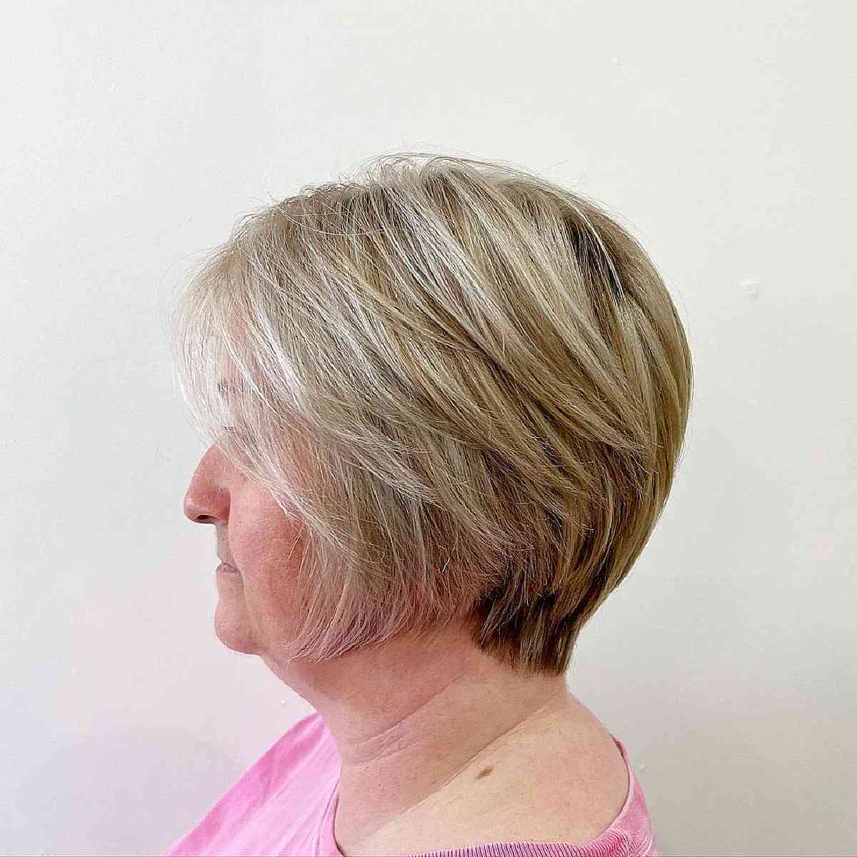 Corte de cabelo curto com penas em mulheres com mais de 60 anos