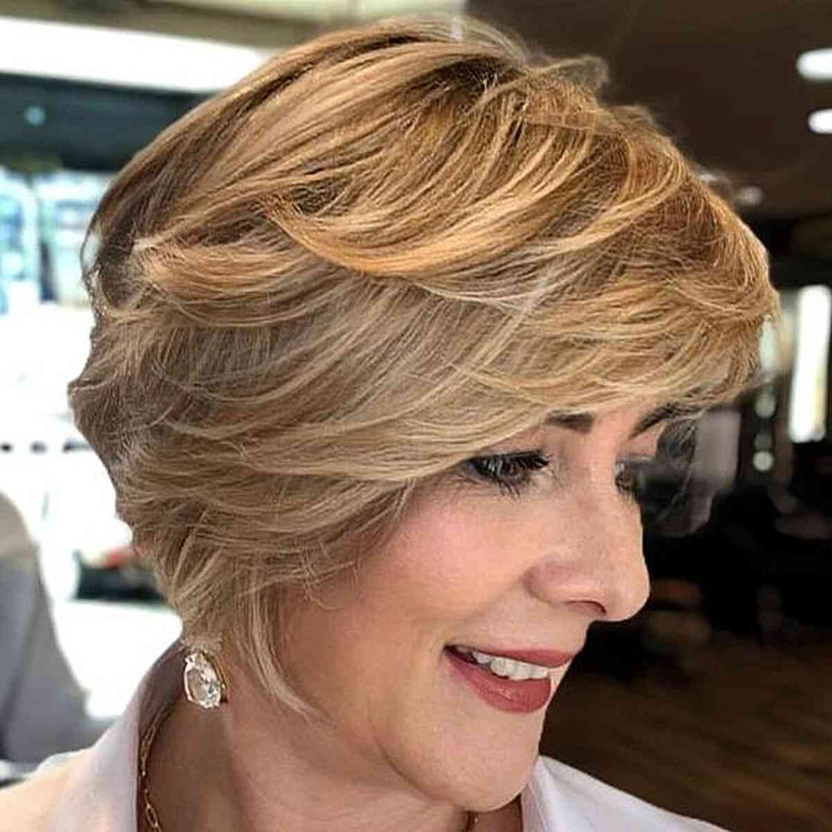 Corte de cabelo curto louro dourado com penas Bob para mulheres com mais de 50 anos