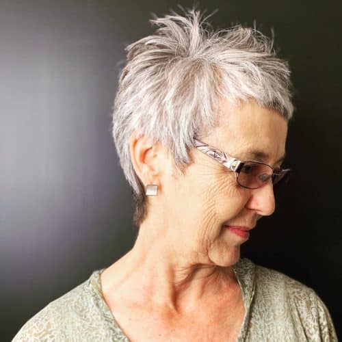 Pixie de corte de cabelo curto maduro para mulheres com 50 com óculos e moldura engraçada