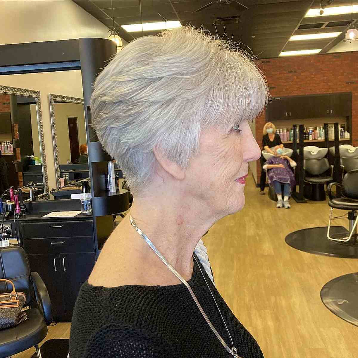 Corte de cabelo multicamada curto com franja para mulheres idosas