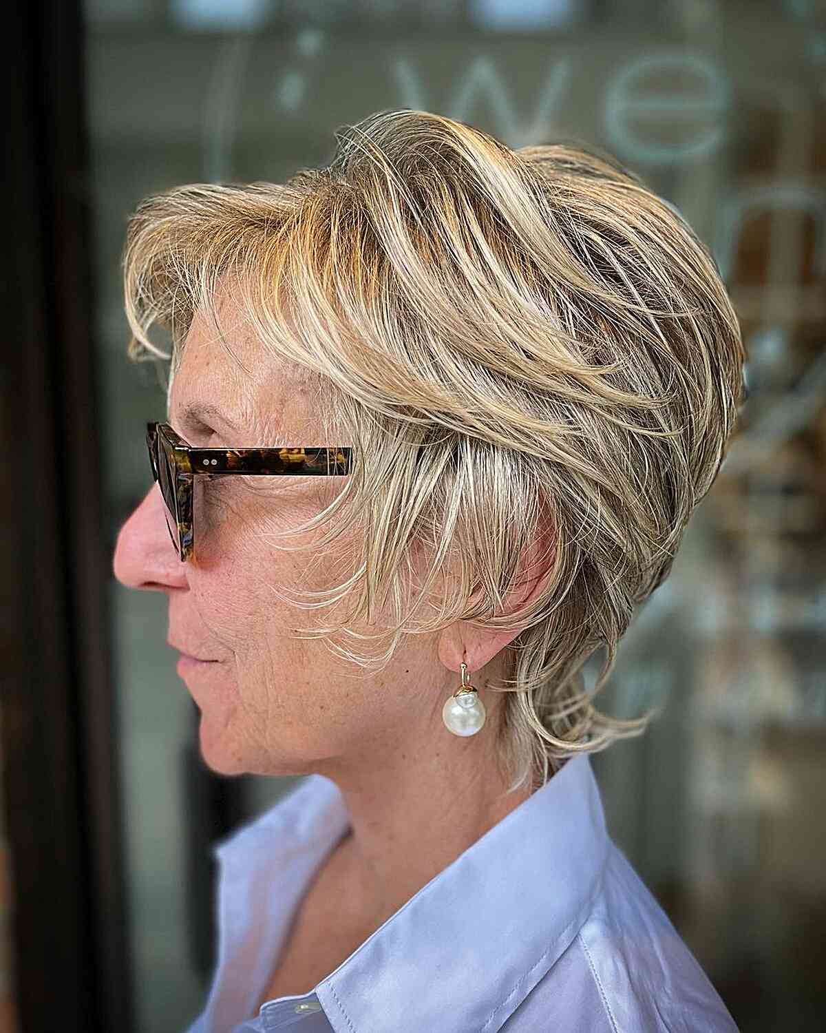 Penteado curto e desgrenhado para mulheres de cabelos finos com mais de 60 anos