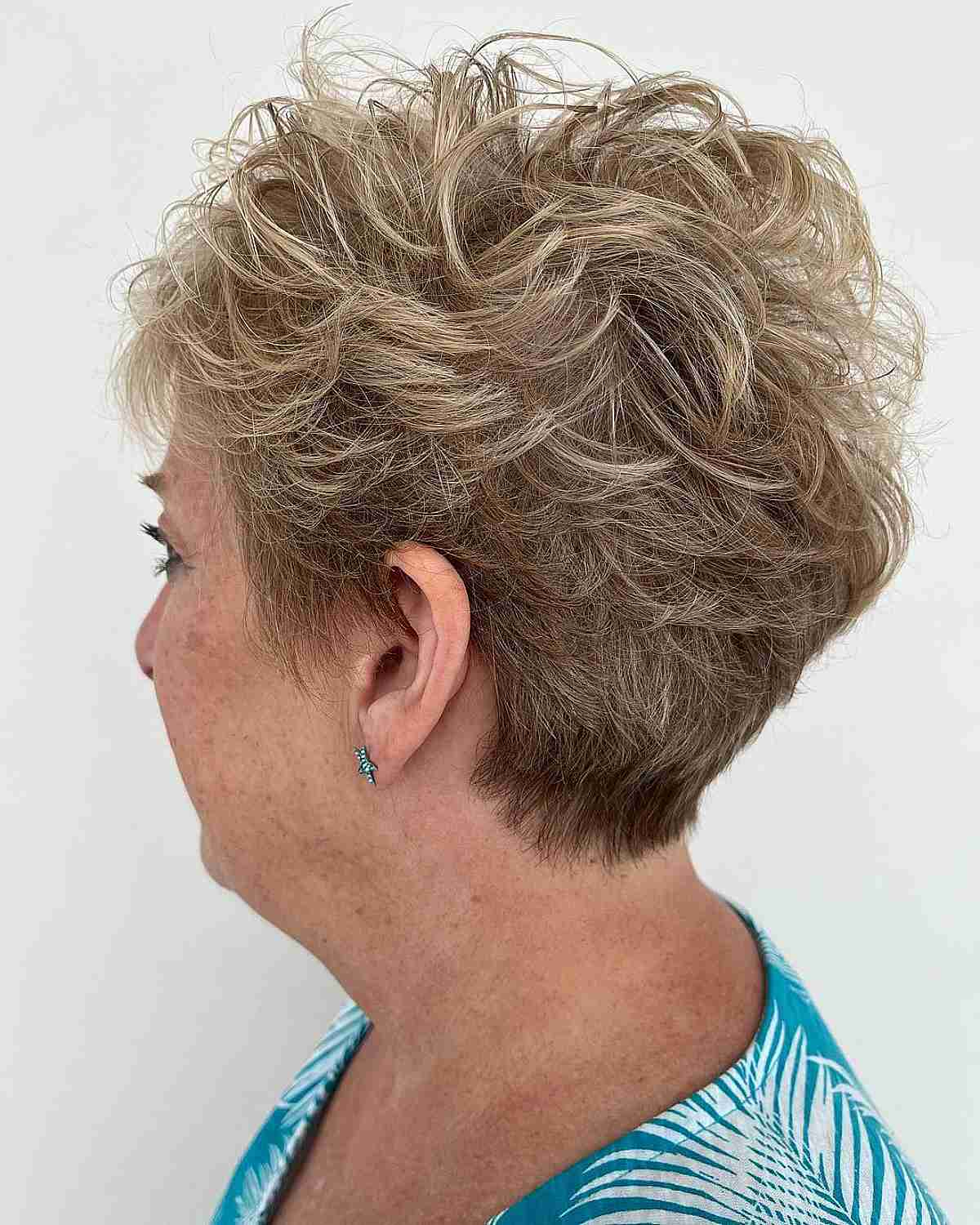 Corte de cabelo curto com penas para mulheres mais velhas