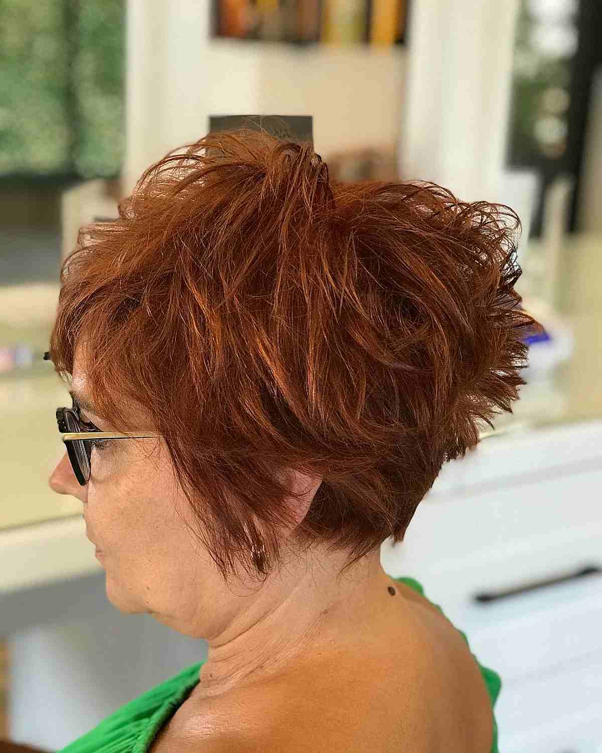 Corte de cabelo curto com franja lateral para mulheres mais velhas