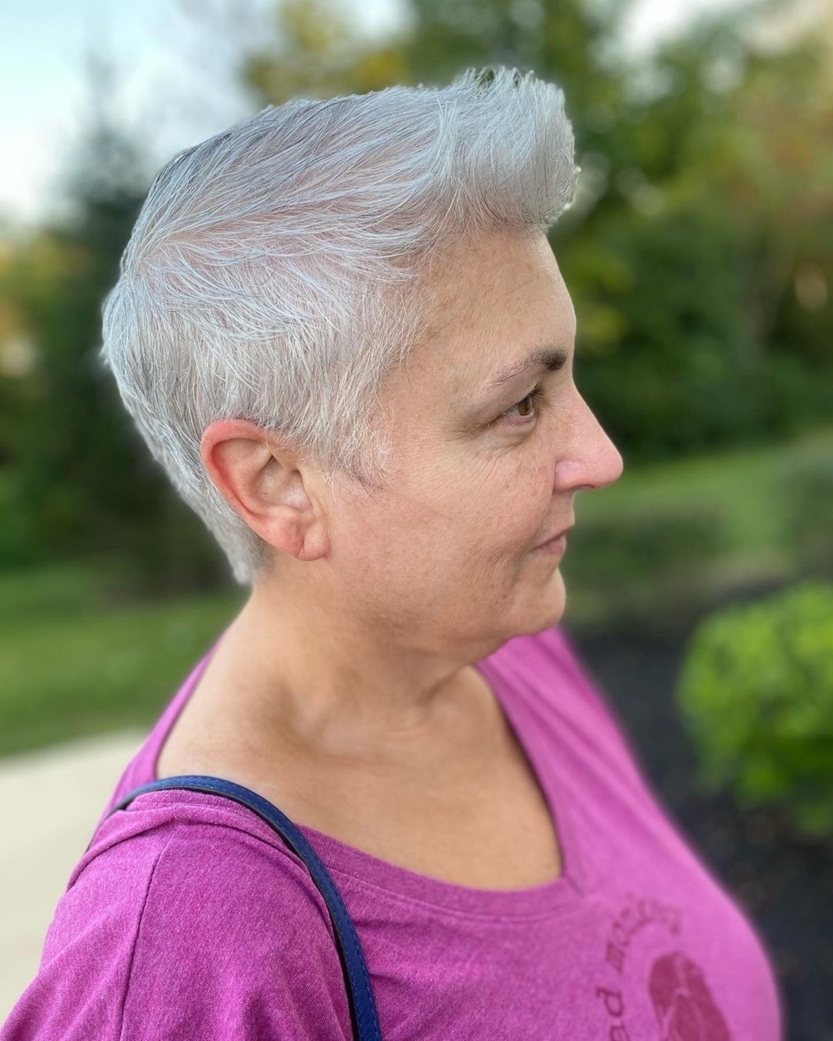 Corte de cabelo curto pixie para mulheres idosas com cabelos finos